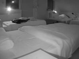 voyeurcam-julmodels-bed-2 webcam