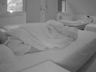 voyeurcam-julmodels-bed-2