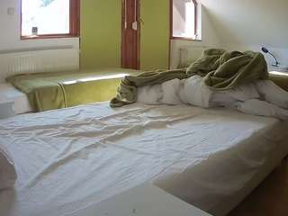 voyeurcam-julmodels-bed-2 camsoda