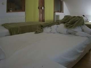 voyeurcam-julmodels-bed-2 camsoda