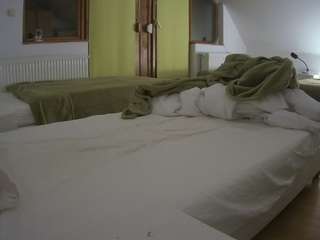 voyeurcam-julmodels-bed-2 camsoda