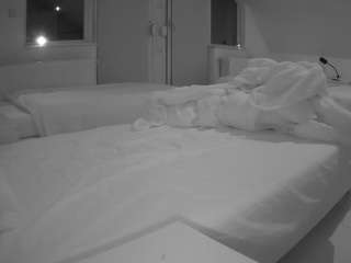 voyeurcam-julmodels-bed-2 camsoda