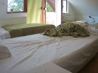 voyeurcam-julmodels-bed-2 camsoda