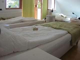 voyeurcam-julmodels-bed-2
