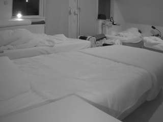 voyeurcam-julmodels-bed-2