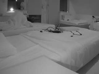 voyeurcam-julmodels-bed-2