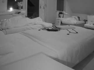 voyeurcam-julmodels-bed-2 camsoda