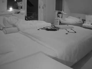 voyeurcam-julmodels-bed-2 camsoda