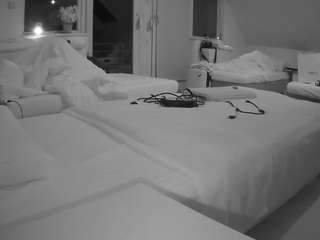 voyeurcam-julmodels-bed-2 camsoda