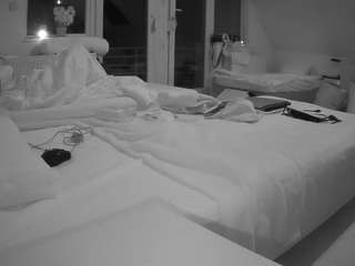 voyeurcam-julmodels-bed-2 camsoda