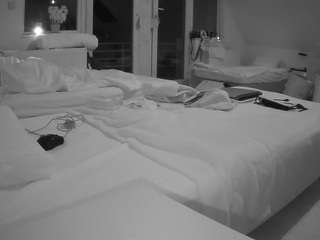 voyeurcam-julmodels-bed-2 camsoda