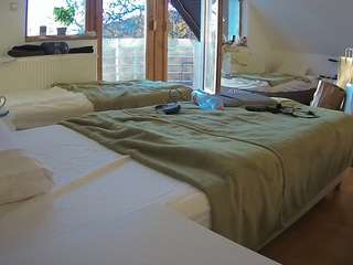 voyeurcam-julmodels-bed-2 camsoda