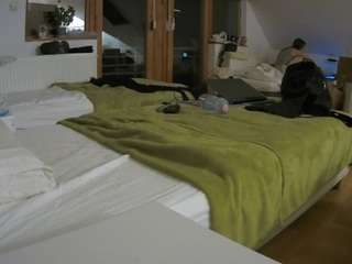 voyeurcam-julmodels-bed-2 camsoda