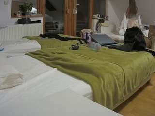 voyeurcam-julmodels-bed-2 camsoda