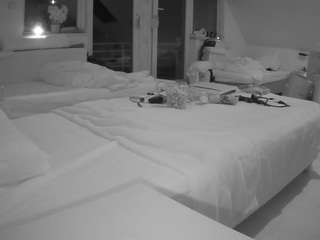 voyeurcam-julmodels-bed-2 camsoda
