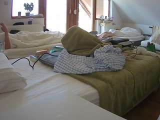 voyeurcam-julmodels-bed-2 camsoda