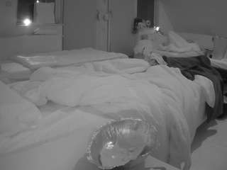 voyeurcam-julmodels-bed-2 webcam model