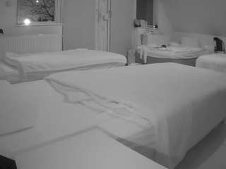 voyeurcam-julmodels-bed-2 camsoda