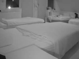 voyeurcam-julmodels-bed-2's CamSoda show and profile