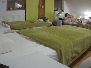 voyeurcam-julmodels-bed-2's CamSoda show and profile