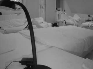 voyeurcam-julmodels-bed-2's CamSoda show and profile