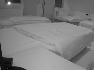 voyeurcam-julmodels-bed-2 webcam model