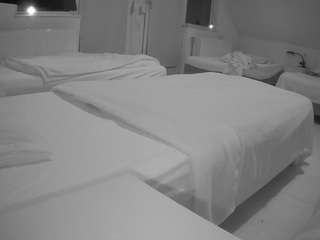 voyeurcam-julmodels-bed-2