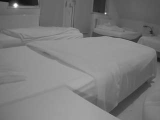 voyeurcam-julmodels-bed-2 webcam