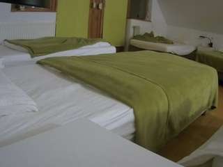 voyeurcam-julmodels-bed-2