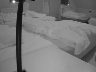 voyeurcam-julmodels-bed-2 webcam