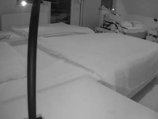 voyeurcam-julmodels-bed-2's CamSoda show and profile