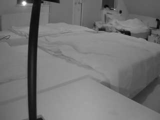 voyeurcam-julmodels-bed-2 webcam