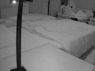 voyeurcam-julmodels-bed-2 webcam