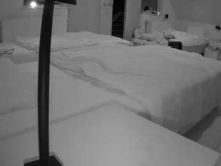 voyeurcam-julmodels-bed-2's CamSoda show and profile