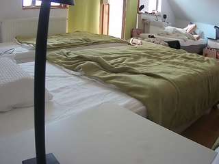 voyeurcam-julmodels-bed-2 webcam