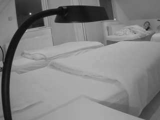 voyeurcam-julmodels-bed-2's CamSoda show and profile