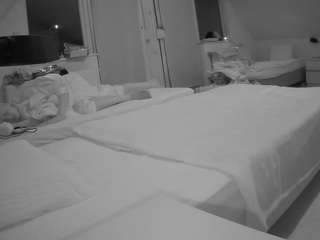 voyeurcam-julmodels-bed-2 live cam profile