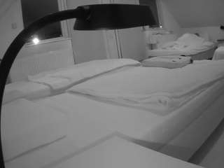 voyeurcam-julmodels-bed-2 webcam