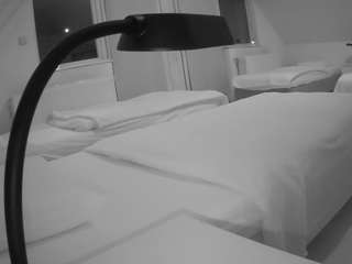 voyeurcam-julmodels-bed-2 webcam