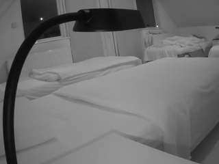 voyeurcam-julmodels-bed-2's CamSoda show and profile