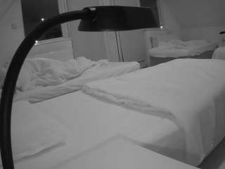 voyeurcam-julmodels-bed-2 webcam