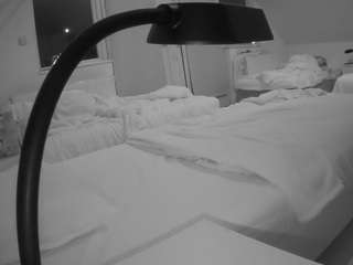 voyeurcam-julmodels-bed-2 webcam