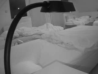 voyeurcam-julmodels-bed-2 webcam