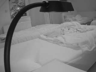 voyeurcam-julmodels-bed-2 webcam