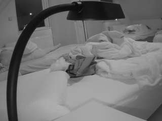 voyeurcam-julmodels-bed-2 webcam