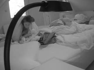 voyeurcam-julmodels-bed-2 webcam