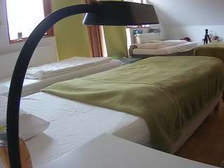 Model ini sedang live sekarang. voyeurcam-julmodels-bed-2