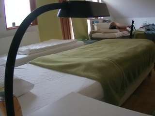 このモデルは現在ライブ中です。 voyeurcam-julmodels-bed-2