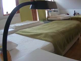 이 모델은 현재 라이브 중입니다. voyeurcam-julmodels-bed-2