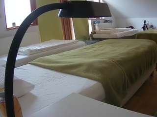 Questo modello è in diretta ora. voyeurcam-julmodels-bed-2